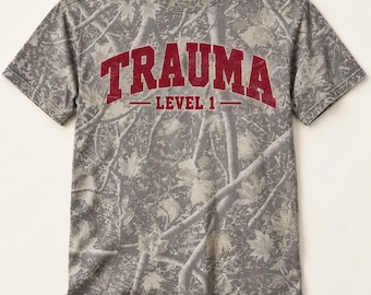 Camiseta de camuflaje de nivel 1 de trauma con letras universitarias carmesí.