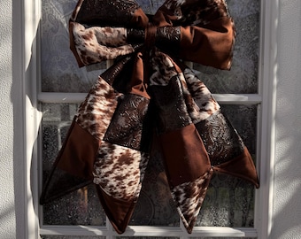 Dörrhängare med kohudtryck, rosett, bearbetad läder, westernrosett, rustik lantlig inredning, ytterdörrkrans, accent, cowgirl, heminredning