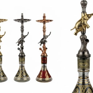 Puede incluir: Una colección de narguiles decorativos en tonos dorados, plateados y cobrizos. Cada narguile presenta una figura de elefante y una base de vidrio adornada con detalles dorados. Los narguiles se muestran sobre un fondo blanco.
