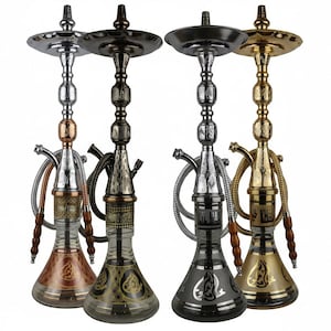 Puede incluir: Cuatro narguiles ornamentados en plata, bronce, negro y oro. Cada narguile presenta un tallo decorativo, una bandeja redonda y una base de vidrio con un diseño grabado. Las mangueras están enrolladas y las bases tienen forma bulbosa.