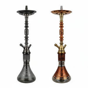 Puede incluir: Dos cachimbas, una negra y otra cobriza, se muestran una al lado de la otra sobre un fondo blanco. La cachimba negra tiene una bandeja oscura y un tallo estampado. La cachimba cobriza tiene una bandeja dorada y un tallo decorativo. Ambas tienen bases de vidrio.