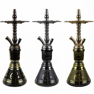 Puede incluir: Tres hookahs en tonos bronce, plata y oro. Cada hookah tiene una bandeja decorativa, un tallo texturizado y una base de vidrio con detalles dorados y escritura árabe. Las hookahs están sobre un fondo blanco.