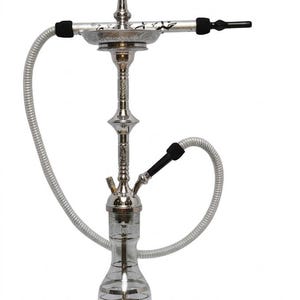 Puede incluir: Shisha plateada con base de cristal transparente y diseño grabado. Cuenta con una manguera plateada larga y flexible y una boquilla negra. Los componentes metálicos están intrincadamente detallados y el diseño es ornamentado. Un dispositivo de fumar tradicional.