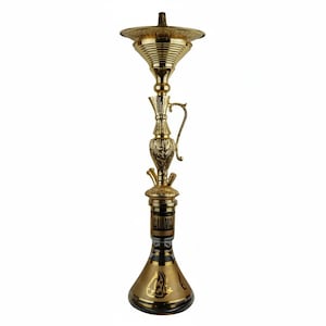 Puede incluir: Una cachimba dorada con detalles intrincados. Cuenta con una parte superior acanalada, una sección central decorativa y una base de vidrio con detalles dorados y escritura árabe. Tiene un asa y múltiples puertos para mangueras.