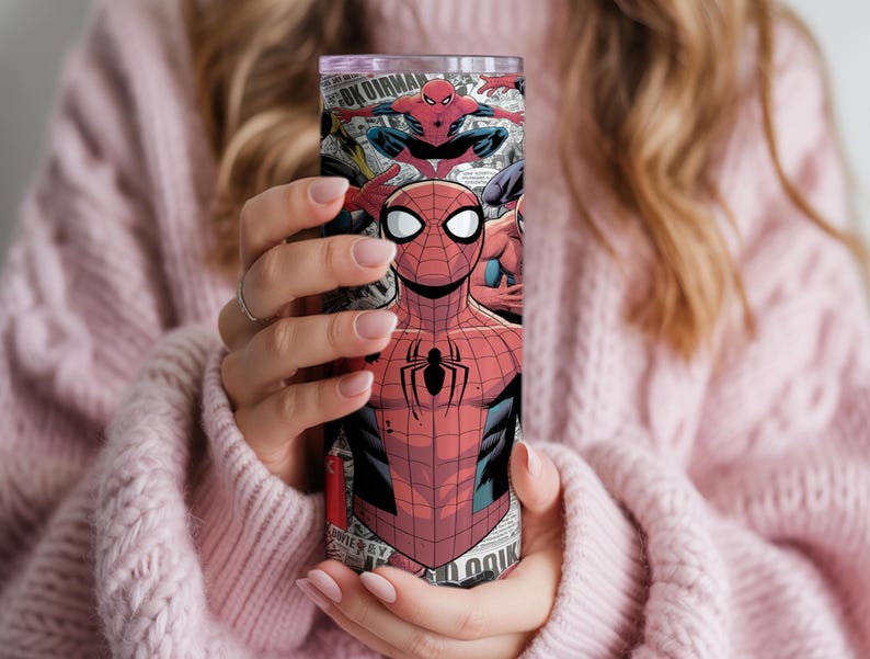 K&ouml;nnte beinhalten: Ein hoher, zylindrischer Becher mit einem Comic-Design von Spider-Man. Der Becher ist haupts&auml;chlich rot und schwarz, mit wei&szlig;en Akzenten und einem schwarzen Spinnenemblem. Der Hintergrund enth&auml;lt Comic-Panels und Text.