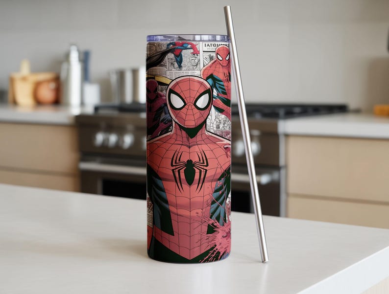 K&ouml;nnte beinhalten: Ein hoher, zylindrischer Becher mit einem Spider-Man-Comic-Design. Der Becher zeigt den Superhelden in seinem ikonischen rot-schwarzen Anzug mit einem schwarzen Spinnenemblem. Ein silberfarbener Metallstrohhalm befindet sich neben dem Becher.