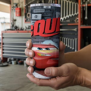 Immagine PNG di Lightning McQueen da 20 once, design per sublimazione su bicchieri termici da corsa, download digitale ispirato alle auto. immagine 9