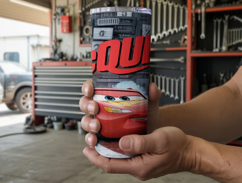 Immagine PNG di Lightning McQueen da 20 once, design per sublimazione su bicchieri termici da corsa, download digitale ispirato alle auto. immagine 9