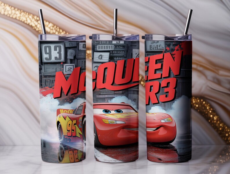 Pu&ograve; includere: Tre bicchieri cilindrici con coperchi e cannucce in metallo che presentano una grafica di auto da corsa rossa, il numero 95 e il testo McQueen. Il design include uno sfondo grigio scuro con dettagli meccanici ed effetti di fumo.
