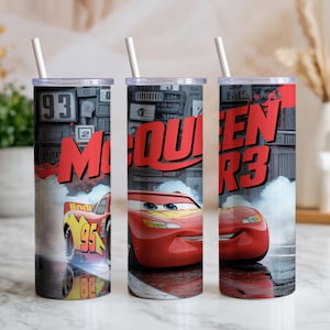 Pu&ograve; includere: Tre bicchieri cilindrici con cannucce bianche che presentano una grafica di auto da corsa rossa, il numero 95 e il testo McQueen R3. Il design include uno sfondo grigio scuro con dettagli meccanici ed effetti di fumo.