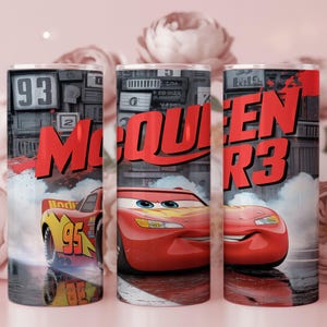 Pu&ograve; includere: Un bicchiere cilindrico con un'auto da corsa rossa con il numero 95, la scritta McQueen e uno sfondo grigio con vari dettagli meccanici. Il design include un effetto fumo e il numero 93, presentato in uno stile vivace e ad alto contrasto.