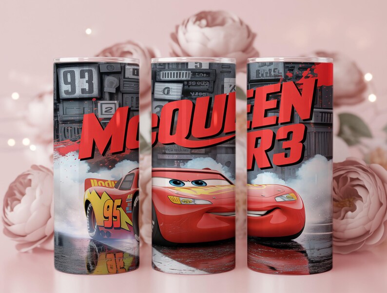 Pu&ograve; includere: Un bicchiere cilindrico con un'auto da corsa rossa con il numero 95, la scritta McQueen e uno sfondo grigio con vari dettagli meccanici. Il design include un effetto fumo e il numero 93, presentato in uno stile vivace e ad alto contrasto.