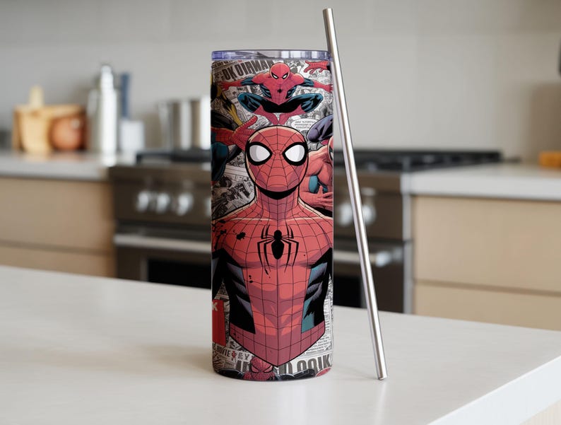 K&ouml;nnte beinhalten: Ein Edelstahlbecher mit einem Spider-Man-Design. Der Becher zeigt den Superhelden in seinem ikonischen rot-schwarzen Anzug mit einem Spinnenemblem. Ein silberner Strohhalm ist enthalten.