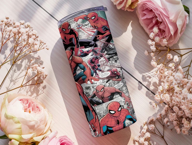 K&ouml;nnte beinhalten: Ein Edelstahlbecher mit einem Comic-Design von Spider-Man. Das Design zeigt Spider-Man in Rot und Blau mit schwarzen Akzenten in verschiedenen Actionposen. Der Becher hat einen transparenten Deckel.