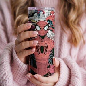 K&ouml;nnte beinhalten: Ein hoher, isolierter Becher mit einem Spider-Man-Design. Der Becher zeigt den Superhelden in seinem ikonischen rot-schwarzen Anzug, mit Comic-Panels im Hintergrund. Das Design beinhaltet das Spider-Man-Logo auf der Vorderseite.