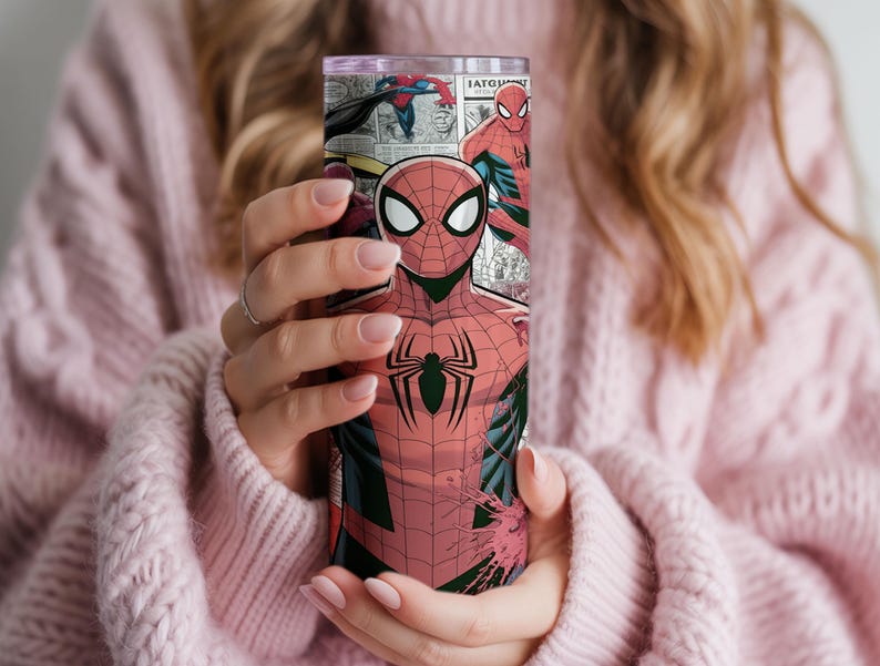 K&ouml;nnte beinhalten: Ein hoher, isolierter Becher mit einem Spider-Man-Design. Der Becher zeigt den Superhelden in seinem ikonischen rot-schwarzen Anzug, mit Comic-Panels im Hintergrund. Das Design beinhaltet das Spider-Man-Logo auf der Vorderseite.