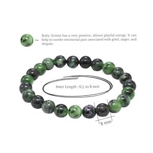 Puede incluir: Pulsera de cuentas de Ruby Zoisite con piedras verdes y negras. La longitud interior es de 16,5 a 20,3 cm, y las cuentas tienen 8 mm de diámetro. El texto indica que la Ruby Zoisite tiene una energía positiva.