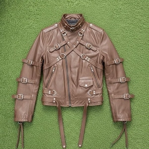 Può includere: Un cartello in legno rustico con la scritta "Welcome to our home" in stile scritto a mano. Il cartello è rettangolare, con una finitura invecchiata e un design semplice e invitante. Adatto per uso interno o esterno.