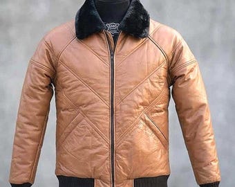 Chaqueta bomber de cuero marrón; cuello de piel sintética y puños acanalados