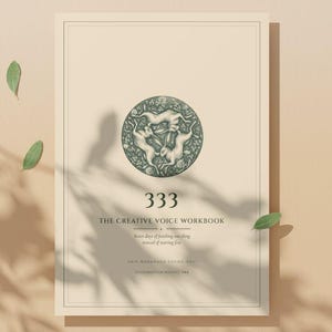 Könnte beinhalten: Ein beigefarbenes Arbeitsbuch mit dem Titel 333 The Creative Voice Workbook. Das Cover zeigt eine kreisförmige grüne Illustration von drei Hasen in einem zentralen Medaillon, umgeben von einem dünnen rechteckigen Rahmen und Text.