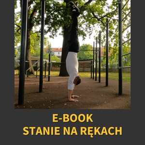 Może przedstawiać: Osoba wykonuje stanie na rękach na brązowej powierzchni, wspierając się na metalowej ramie. Tło przedstawia drzewa i otoczenie zewnętrzne. Tekst "E-BOOK STANIE NA RĘKACH" jest w kolorze żółtym, poniżej nazwisko autora.