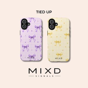 Pode incluir: Duas capas de telemóvel com as etiquetas TIED UP e MIXD SIGNALS. A capa da esquerda é roxo claro com um padrão xadrez branco e laços roxos. A da direita é amarelo claro com padrão xadrez branco e laços amarelos. Ambas têm uma câmara preta.