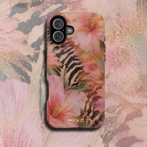 Peut inclure: Une coque de téléphone rectangulaire avec un motif de fleurs d'hibiscus roses, des rayures de tigre noires et des accents de paillettes dorées. La coque présente une découpe noire pour l'appareil photo et le texte MIXD en blanc en bas.