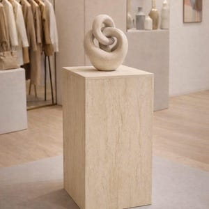 Soporte moderno para plantas de travertino: columna de pedestal escultural