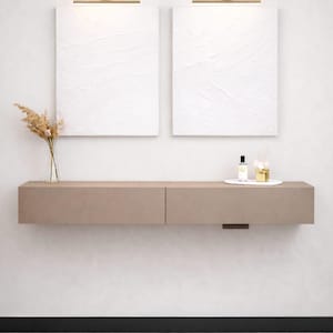 Puede incluir: Un mueble de pared moderno de color beige neutro con dos cajones. Encima, dos obras de arte blancas texturizadas son iluminadas por apliques dorados. Un jarrón con flores secas y objetos decorativos completan la estética.