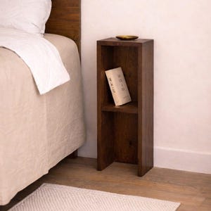 Mesita de noche estrecha de 60 cm con estante para espacios reducidos