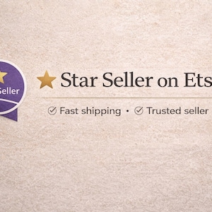 以下が含まれることがあります： 「Star Seller on Etsy」のテキストと金色の星のアイコンを含む画像。金色の星と「Star Seller」の文字が入った紫と白のバッジも表示されています。「Fast shipping」と「Trusted seller」のテキストも含まれています。
