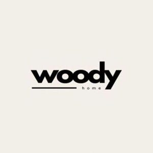 K&ouml;nnte beinhalten: Das Woody Home-Logo zeigt das Wort &bdquo;woody&ldquo; in fetter, schwarzer serifenloser Schrift, mit einem horizontalen Strich darunter. Unter dem Strich steht das Wort &bdquo;home&ldquo; in einer kleineren, d&uuml;nneren Schrift. Der Hintergrund ist hellcremefarben.