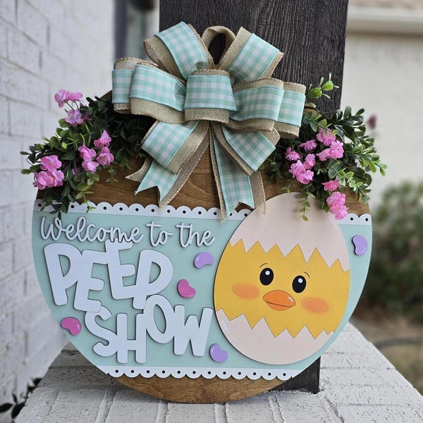Colgador de puerta de pollito de Pascua hecho a mano: Corona de madera de abedul