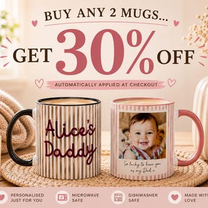 Peut inclure: Deux mugs personnalis&eacute;s avec du caf&eacute;. L'un pr&eacute;sente des rayures verticales et "Alice's Daddy" en script bordeaux, l'autre une photo de b&eacute;b&eacute; et du texte. Les mugs sont sur un tapis tiss&eacute;, avec le texte "Buy any 2 mugs... Get 30% off".
