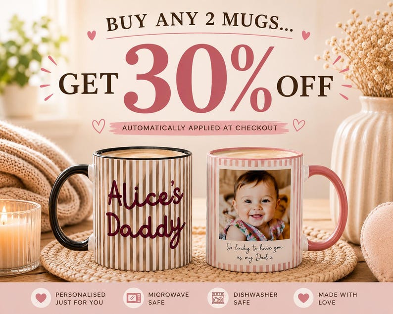 Peut inclure: Deux mugs personnalis&eacute;s avec du caf&eacute;. L'un pr&eacute;sente des rayures verticales et "Alice's Daddy" en script bordeaux, l'autre une photo de b&eacute;b&eacute; et du texte. Les mugs sont sur un tapis tiss&eacute;, avec le texte "Buy any 2 mugs... Get 30% off".