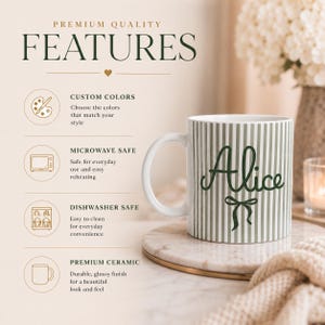 Peut inclure: Mug en c&eacute;ramique blanche avec des rayures verticales vertes et le nom "Alice" en vert fonc&eacute;. Le mug est &eacute;tiquet&eacute; "Micro-ondes" et "Lave-vaisselle". Le mug est pos&eacute; sur un dessous de verre en marbre.