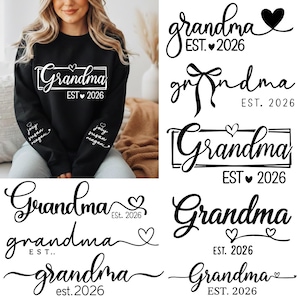 Könnte beinhalten: Schwarzes Sweatshirt mit dem Wort "Grandma" in weißer Schrift, umrahmt von einem weißen Rechteck, und dem Text "EST. 2026". Die Ärmel haben Namen und Herzen. Mehrere andere "Grandma"-Designs sind ebenfalls abgebildet.