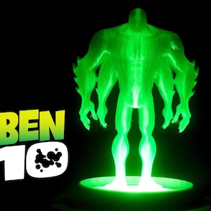 Könnte beinhalten: Eine grün leuchtende, vierarmige Figur, von unten beleuchtet, steht auf einer kreisförmigen Basis. Die Figur ist ein Charakter aus dem Ben 10-Franchise, mit dem Logo der Show unten links. Der Hintergrund ist schwarz.