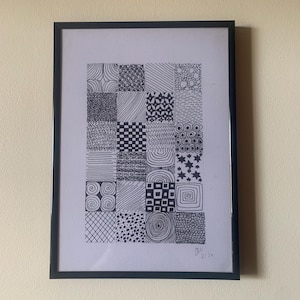 Peut inclure: Une tasse en céramique blanche avec une anse noire et le texte "But First, Coffee" en noir, en gras. La tasse est posée sur une surface en bois.