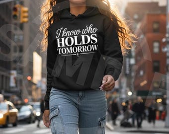 Wer hält Morgen PNG | Christlicher Glaube Zitat Design | Inspirierender religiöser Spruch | Christliche Kleidung | Glaubens basiert auf digitalem Download