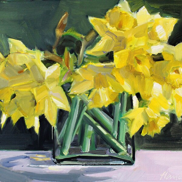 Bouquet de jonquilles sur fond vert foncé