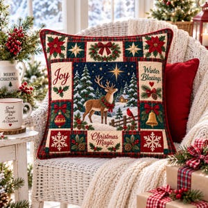 Puede incluir: Un cojín decorativo cuadrado con un diseño de patchwork que muestra un ciervo en un bosque nevado bajo una estrella. El borde incluye flores de pascua, copos de nieve, campanas y el texto Joy, Winter Blessings y Christmas Magic.