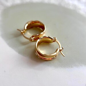 Aros minimalistas redondos de plata de ley y baño de oro: delicados pendientes circulares para el día a día.