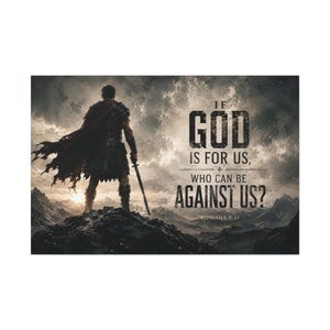 Könnte beinhalten: Ein rechteckiger Wandkunstdruck mit einem Krieger in dunkler Rüstung und rotem Umhang, der auf einem felsigen Berggipfel steht und ein Schwert hält. Der Text lautet: IF GOD IS FOR US, WHO CAN BE AGAINST US? ROMANS 8:31, vor einem bewölkten Himmel.