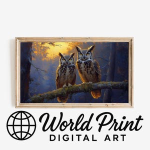 Könnte beinhalten: Ein gerahmter Druck mit zwei Eulen auf einem Ast in einer Waldszene. Das Kunstwerk zeigt die Eulen mit detaillierten Federn und stechenden Augen, vor dem Hintergrund von Bäumen und einem Sonnenuntergang. Der Druck ist mit "World Print DIGITAL ART" beschriftet.