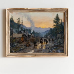 Op de afbeelding: Een antiek landschapsschilderij in een gouden lijst toont een landelijke scène met een zandweg, gebouwen en figuren met paarden. Het kunstwerk toont een zonsondergang met warme kleuren, bergen en bomen, wat een vintage esthetiek creëert.