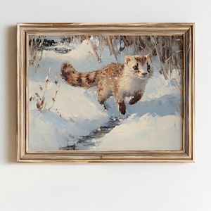 Puede incluir: Pintura enmarcada que representa una comadreja corriendo por un paisaje nevado. La comadreja tiene pelaje marrón y blanco y una larga cola rayada. La pintura está en un marco dorado y presenta un arroyo.