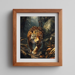Puede incluir: Impresión enmarcada que presenta un jaguar caminando hacia el espectador en un entorno selvático exuberante. El jaguar tiene un pelaje manchado de color marrón y negro. La obra de arte está enmarcada en un marco de madera natural.