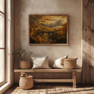 Puede incluir: Una pintura de paisaje enmarcada representa un puente sobre un río, con montañas y un castillo al fondo. La obra de arte utiliza tonos cálidos de naranja, marrón y dorado. Debajo de la pintura hay un banco de madera con cojines y cestas.