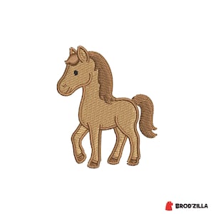 Puede incluir: Un diseño de caballo bordado en marrón sobre un fondo blanco. El caballo se representa caminando, con una melena y cola detalladas. El bordado tiene un aspecto texturizado, adecuado para diversas aplicaciones.